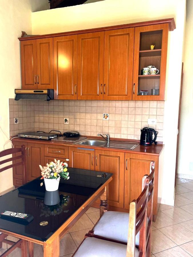 Apartments Athina Орикум Экстерьер фото