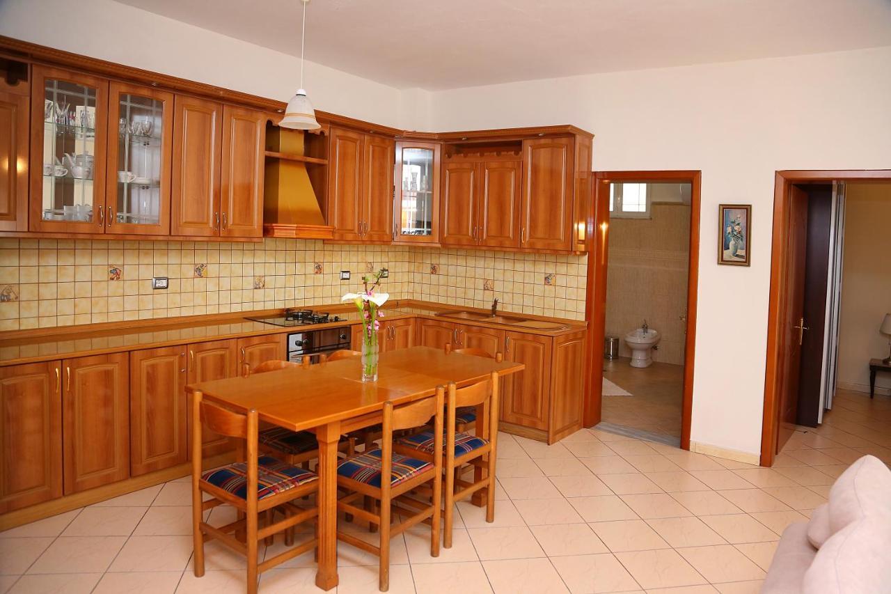 Apartments Athina Орикум Экстерьер фото