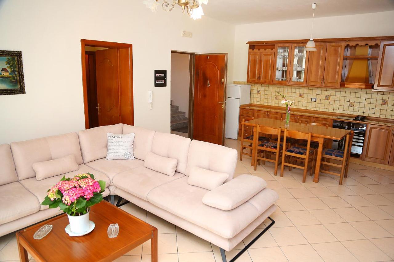 Apartments Athina Орикум Экстерьер фото